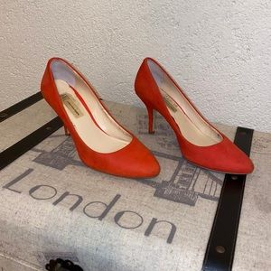 INC red pumps